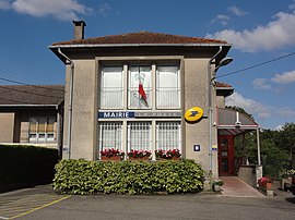 The town hall and post office in Mercy-le-Bas