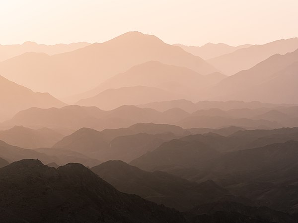 图为日出时分的瓦迪肖卡众山景色，摄于阿拉伯联合酋长国哈杰尔山脉。