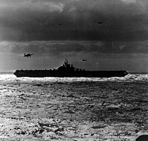 二战期间，汉考克号在南海执勤。相中可见长舰体独有的剪型舰艏；舰艏舰艉的飞行甲板则被切割缩短。长舰体中只有提康德罗加号及汉考克号有将飞行甲板割短。由于影响飞行升降，两舰后来补建飞行甲板。