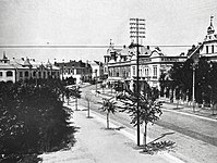 約1910年的中山路肥城路路口附近，左側為凱寧咖啡廳、寶滿洋行、福利洋行等建築，左側遠處可見G街區祥福洋行5號樓