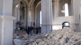 10月24日亚美尼亚人在受损的教堂中举行婚礼