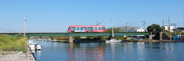 越过运河的万叶线电车（2014年9月21日）