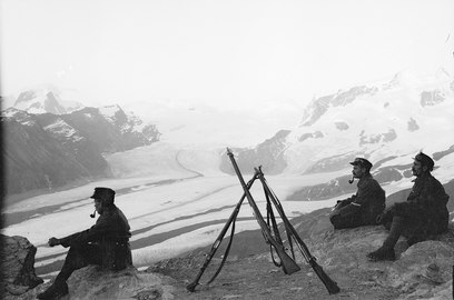 1914–1918: Swiss Army patrol during World War I overlooking the confluence of the Gorner Glacier and Grenzgletscher; even the Monte Rosa Glacier in the middle still has contact to the Gorner Glacier.