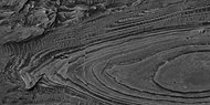 HiWish计划下高分辨率成像科学设备显示的奥克夏沼区克罗姆林陨石坑内的岩层，箭头指示了断层位置。