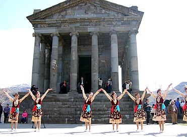 亚美尼亚民间舞者庆祝新年的舞蹈