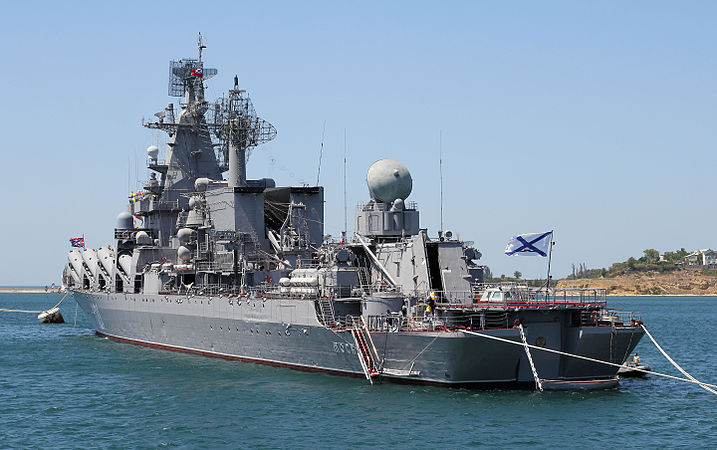 图为“莫斯科号”巡洋舰，摄于黑海的塞瓦斯托波尔湾。