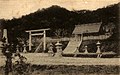 第二代台东神社鸟居与社殿，图左为忠魂碑