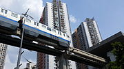 一列即将进入重庆轨道交通3号线六公里站的列车