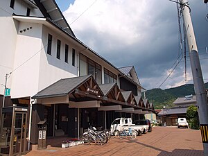 松丸站站舍外貌，2010年5月30日摄