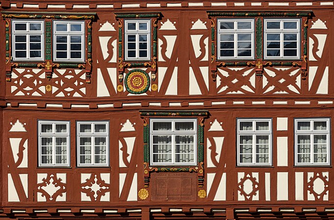 从正面细看位于德国莫斯巴赫的“Palmsches Haus”。该建筑建于1610年，是一幢典型的木结构房屋。