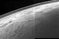 前景中部是带有塞奇陨击坑的火星边缘，左边远处为希腊盆地的一部分。
