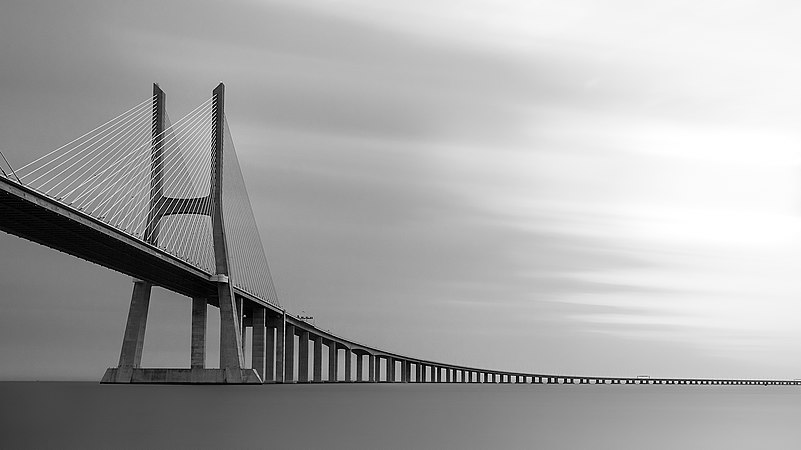 图为葡萄牙里斯本的华士古·达伽马大桥。
