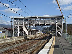 八木站的月台与跨线天桥