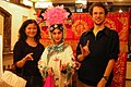 2009年拍摄，身穿旗装、佩戴大拉翅的京剧女演员。京剧传统上，以旗头（大拉翅）、旗装装扮少数民族女性角色。即使她们非清朝人，亦非满族人。