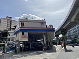 位于新庄的台湾中油容坊五洲站(加盟)，这个加盟店有洗车服务，有简式便利商店，反应品牌系统朝多角经营方式尝试