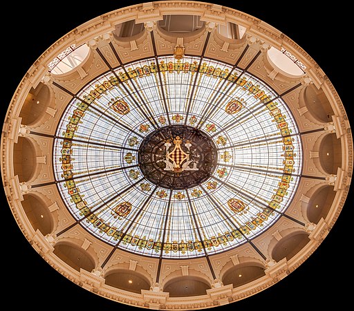 图为西班牙巴伦西亚邮政及电报总局的圆顶。这座位于市民广场的建筑建于1915年至1923年期间，由建筑师米格尔·安赫尔·纳瓦罗以折衷主义设计，时至今日仍提供邮政服务。