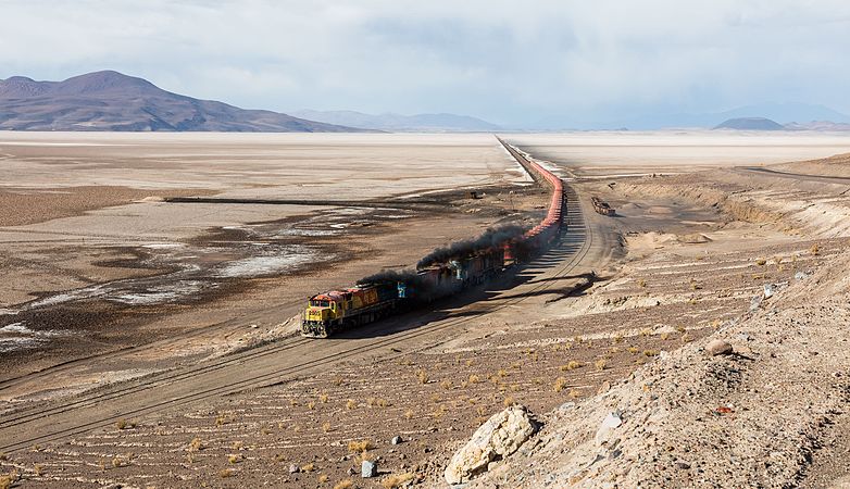 圖為穿越玻利維亞西南部阿斯科坦鹽灘的安托法加斯塔-玻利維亞鐵路。