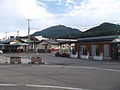 车站大楼右边是巴士候车室，左边是飞驒桃源乡久久野观光协会
