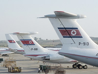 贴有朝鲜国旗的Il-76、伊留申-62与Tu-204运输机垂直尾翼，其水平尾翼在垂直尾翼的顶部