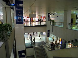 大楼设有中型购物中心