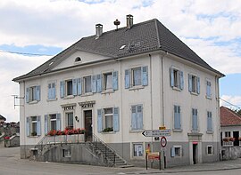 The town hall and school in Bisel