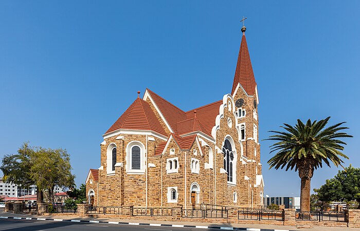 图为位于纳米比亚温得和克的基督教堂（Christuskirche）。该教堂于1907－1910年间建成，由建筑师戈特利布·雷德克设计，起初之所以被称为“和平教堂”（Church of Peace），是因为它在德意志人与科伊科伊人、赫雷罗人及奥万博人的战争后建造的。它是由附近开采的石英砂岩建成，混合了后罗曼式、新艺术运动及哥德复兴式的建筑风格。