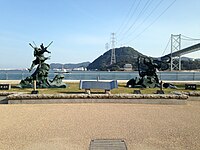 御裳川公园（坛之浦古战场遗址）中的源义经与平知盛铜像，右端为关门桥