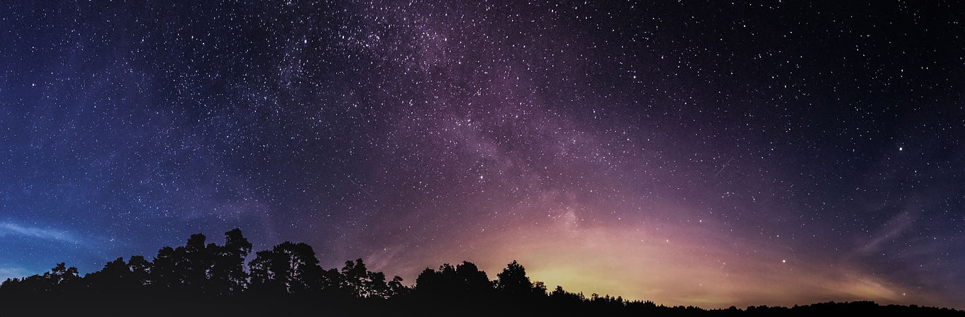 图为摄于哈弗尔河畔勃兰登堡接近午夜时分的宽景（~280°）星空。