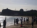 在南湾可见戏水的游客、第三核能发电站及风力发电机组