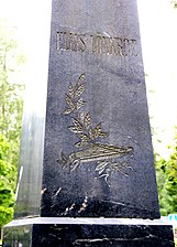Cenotaph at his grave, with a kantele on it