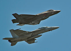 F-35C闪电II与F/A-18F超级大黄蜂舰载战斗机