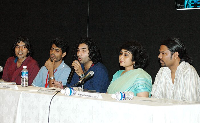 Vibhu_Puri,_(director)_with_the_cast_%26_crew_of_the_film_Chabi_Waali_Pocket_Watch,_briefing_the_press_during_the_37th_International_Film_Festival_(IFFI-2006)_in_Panaji,_Goa_on_November_28,_2006.jpg