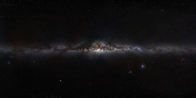 欧洲南方天文台拍摄的360度全景的银河系图（由照片马赛克合成）。银河系的中心在视野的中心，银河的北方朝上。