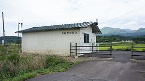 由月台外圍拍攝大川平車站站房背面，攝於2020年8月。