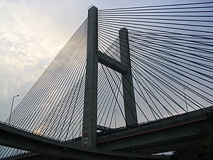 汲水门大桥位于马湾的桥塔