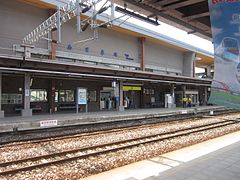 自玉里车站第二站台远望翻新后的站房、剪票闸口及第一站台