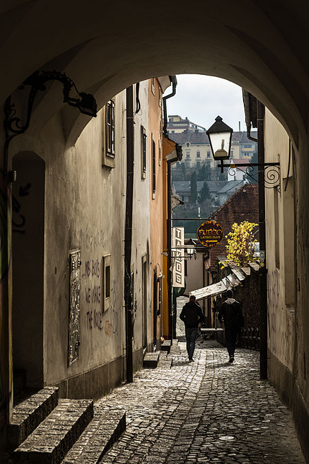 图为通向德拉瓦河的巷子，摄于斯洛文尼亚马里博尔的市区中心。