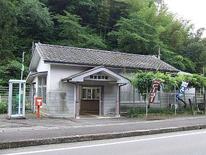 阿波福井站站舍，现时由一所乌冬店入驻并负责车票发售。2008年5月31日摄。