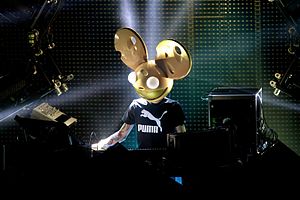 Deadmau5正在表演，摄于2014年