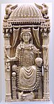 拜占庭皇后的双折画，材质：象牙和黄金，约6世纪，高26.5 cm（10.4英寸）; （奥地利维也纳艺术史博物馆）[148]
