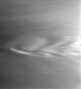 1977年2月，海盗2号轨道飞行器拍摄的米兰科维奇撞击坑上空的云层图像。