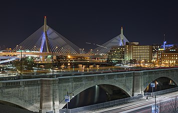 邦克山紀念大橋與萊赫米爾高架橋的夜景