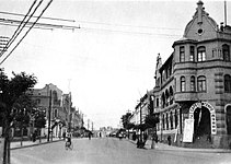 1920年代末的中山路肥城路路口，左側高橋寫真館後方的義聚合錢莊已建成