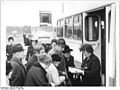 西柏林旅客登上公共汽車，1972年3月