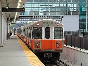 2014年9月2日车站正式启用时，一列橙线列车停靠在车站