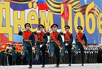 接受检阅的俄罗斯国旗及胜利旗仪仗队
