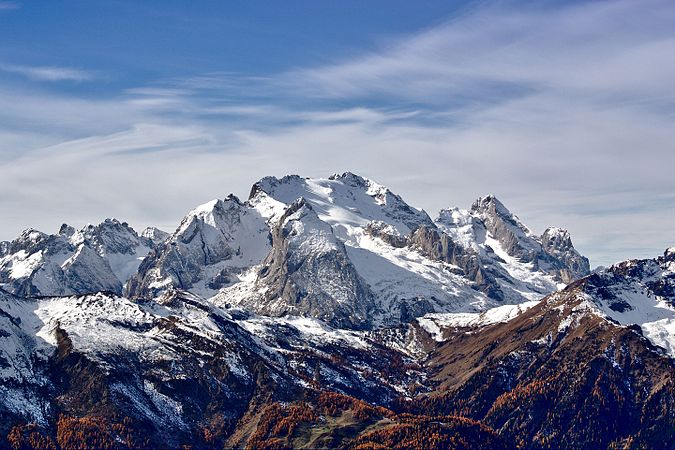 图为马尔莫拉达山（3343米），是意大利东北部的一座山脉，也是多洛米蒂山脉（阿尔卑斯山的一部分）的最高山。