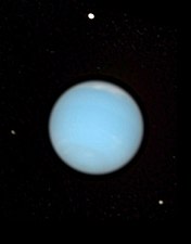 哈伯太空望远镜拍摄的海王星、海卫八和海卫一图像