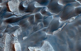 带有融化/升华碎冰盖的奥林匹亚沙丘群增强色特写图像，注意新月形沙丘和图案地面，图像宽度约为1公里/3000英尺。