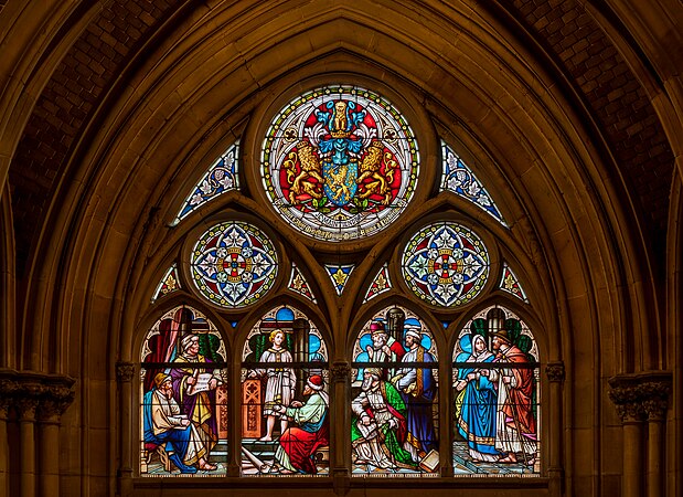 图为花窗玻璃《医生中的基督》，由约瑟夫·朗于1900年设计，位于德国斯派尔的抗议纪念教堂内。